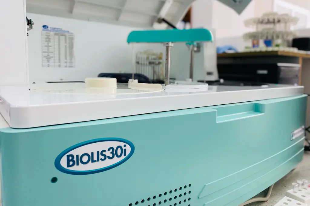 equipo Biolis 30i laboratorio clinico cabrera